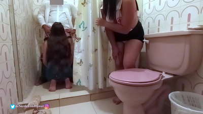 Infermiera ssib lit-tabib qed jiftaħ pazjent fil-kamra tal-banju tal-isptar / PARTI 1 / NicoleLondrawer / Chiquicandy