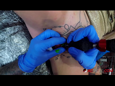 ❤️ Il-hottie tatwaġġjata ħafna Sully Savage għamlet tatwaġġ fuq il-klitoris tagħha ❤ Video anali fil-porn mt.mobilecric.top ❌❤